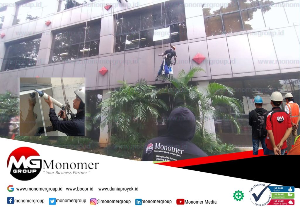 Pemasangan Sealant di Gedung Sisindokom dengan Akses Tali